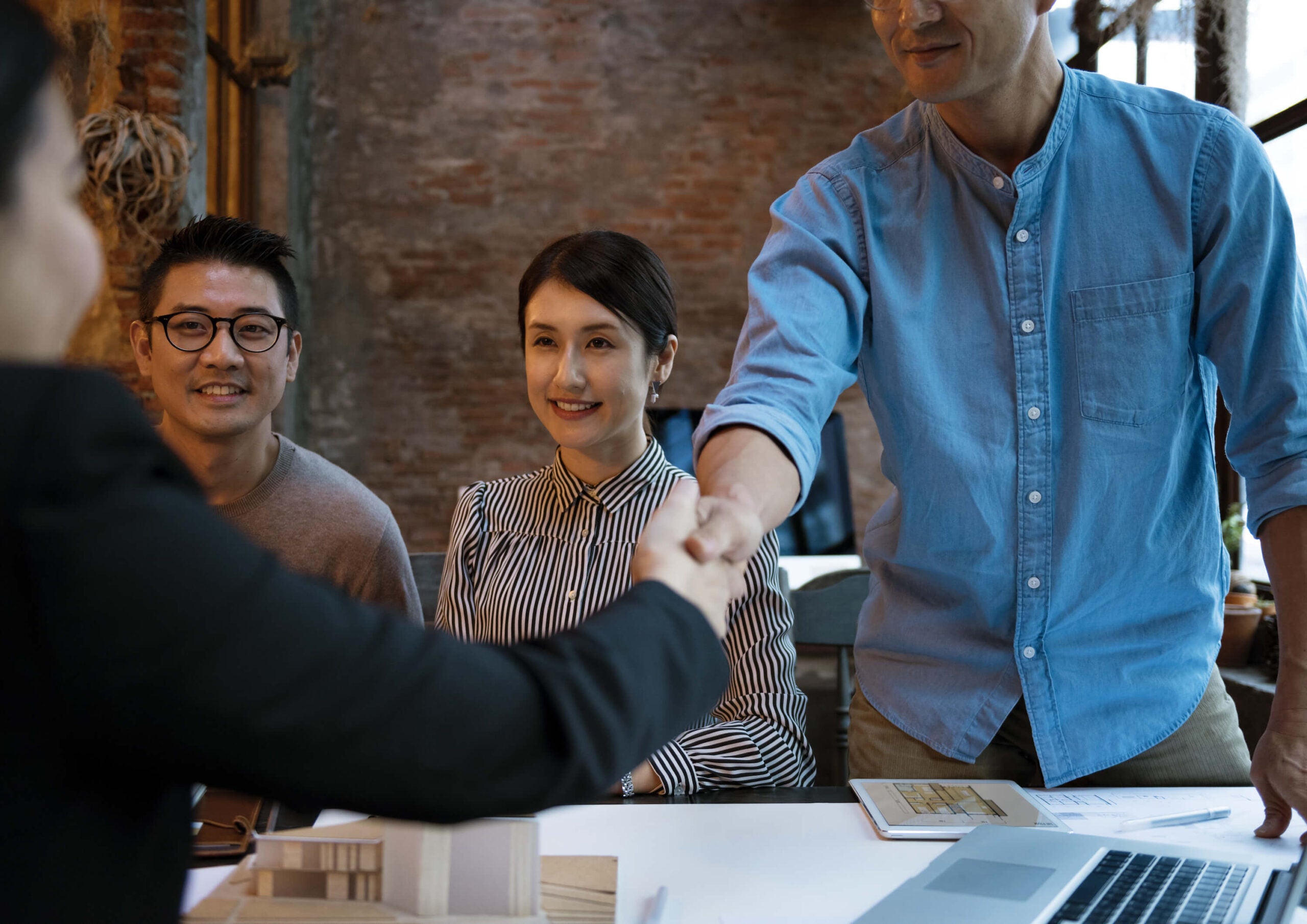 job candidate shakes hiring manager hand